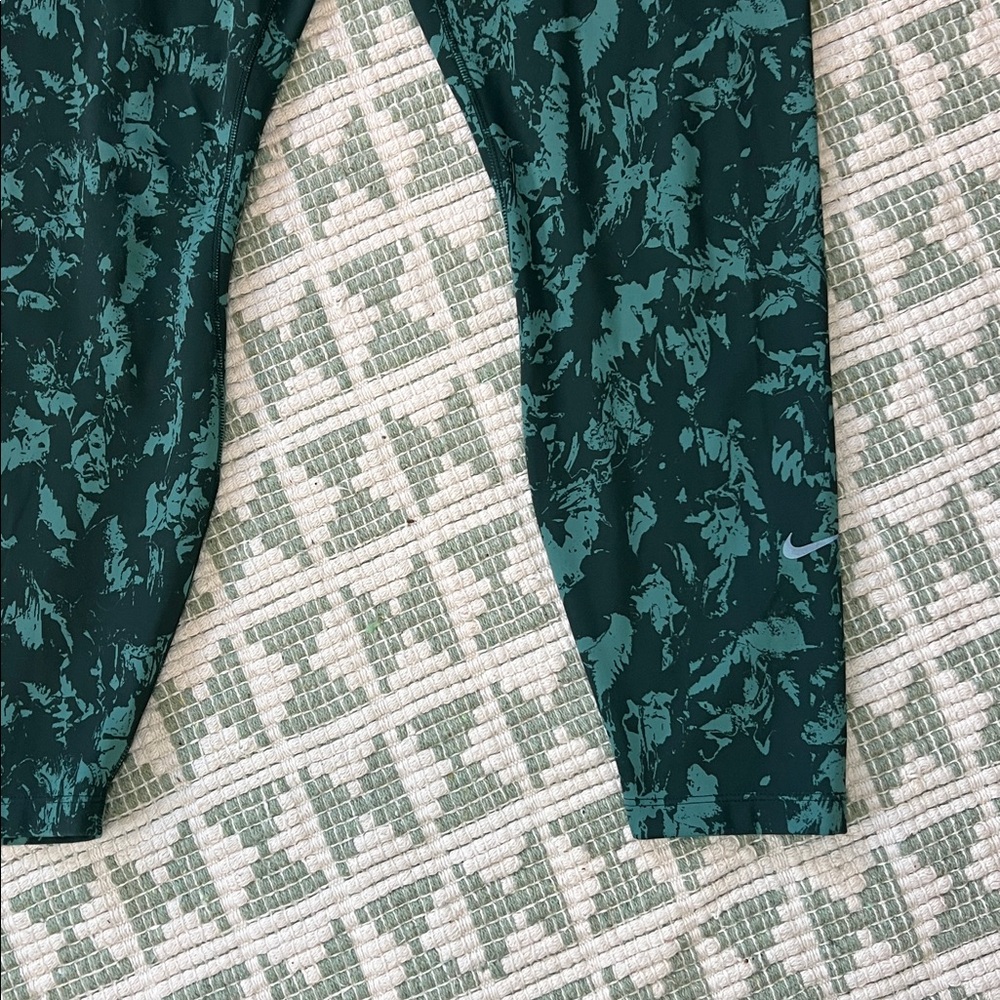 Nike Women's One High Waisted 7/8 Print Leggings in Vintage Green - Size L - Picture 2 of 7